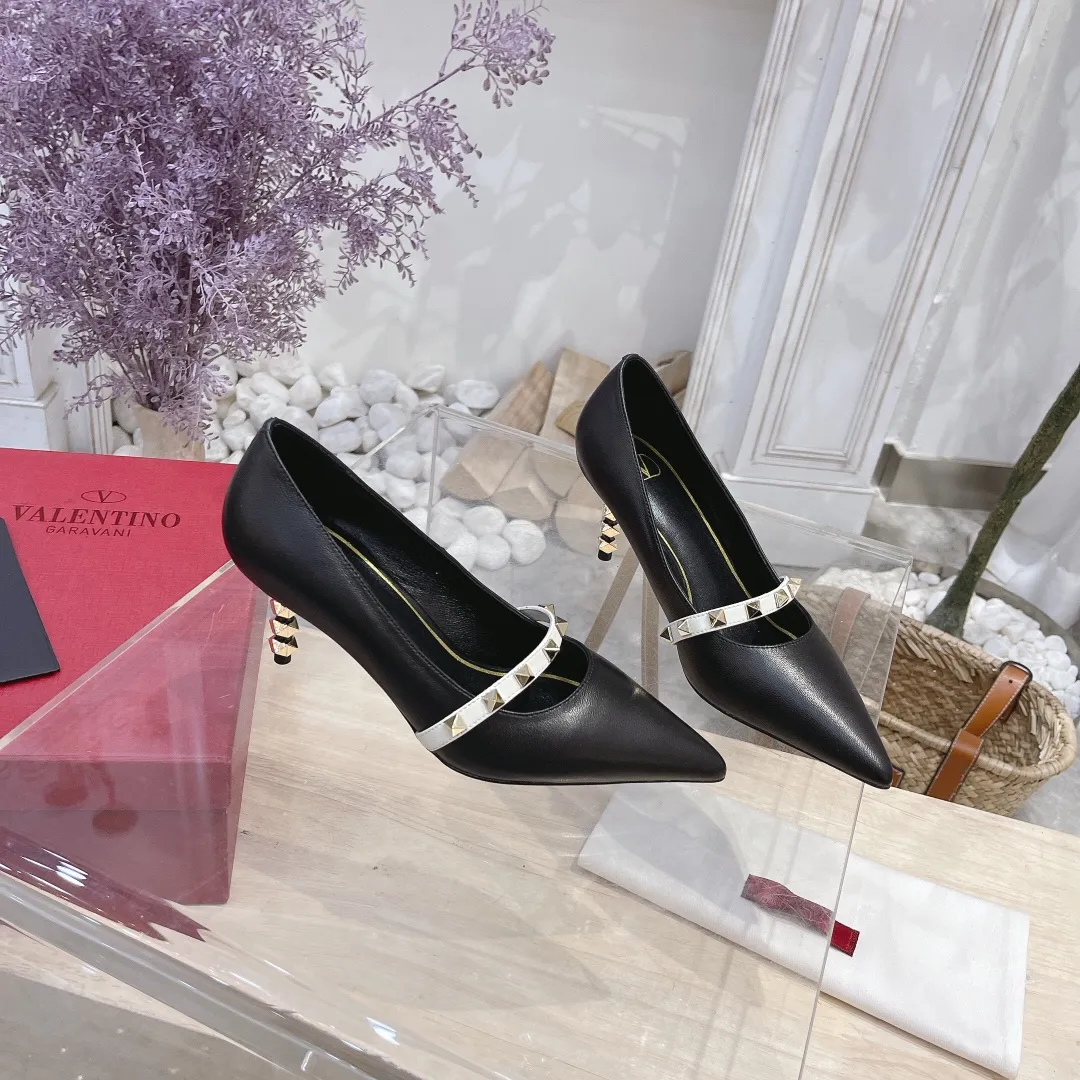 💕💕Factory direct selling price p440💕💕 Genuine leather sole +40 🆕Valentino. Valentino👑👑Latest series in the counter, the highest version, perfect details, very eye-catching catwalk series launched, V family’s hot rivet elements, luxurious and gorgeous! Various colors can be matched with beautiful clothes in spring and summer. There are many choices🎉🎉Exquisite and durable. It is copied at 1:1 of the original product. The upper foot is very pedicure-like. The key point is that it is very good and easy to control. It does not grind the feet and does not tire the feet. It is a walking artifact. The last shape is completely compared to the counter. The details are perfect. Without the original version, it would not be so exquisite! (Note! The heel shape and height are exclusively molded according to the original version, and are not randomly substituted by the market🐂) The color and texture of the fasteners are consistent with the original version! 🔺Fabric: Imported sheepskin, 🔺Lining: According to the original high-gloss imported sheepskin lining 🔺6 colors to choose from: black ➕black belt, black ➕white belt, pink, burgundy, white, apricot 🔺Number of yards: 35 to 42 yards (42 yards are not exchanged) 🔺Heel height: 7cm Rubber sole Genuine leather sole +40